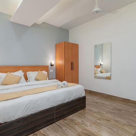 Hotel De Luxe Basai Road Гургаон Екстериор снимка