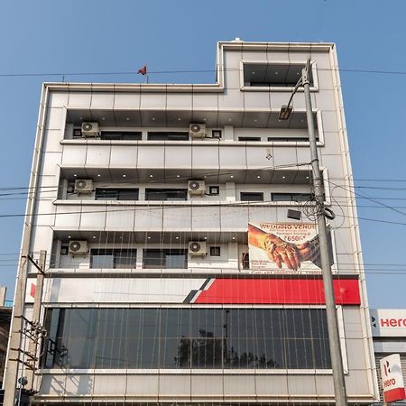 Hotel De Luxe Basai Road Гургаон Екстериор снимка