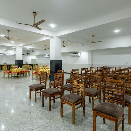 Hotel De Luxe Basai Road Гургаон Екстериор снимка