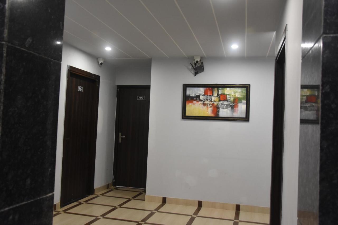 Hotel De Luxe Basai Road Гургаон Екстериор снимка