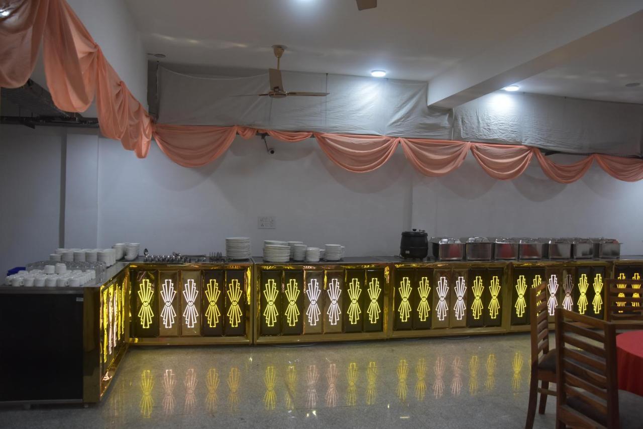 Hotel De Luxe Basai Road Гургаон Екстериор снимка