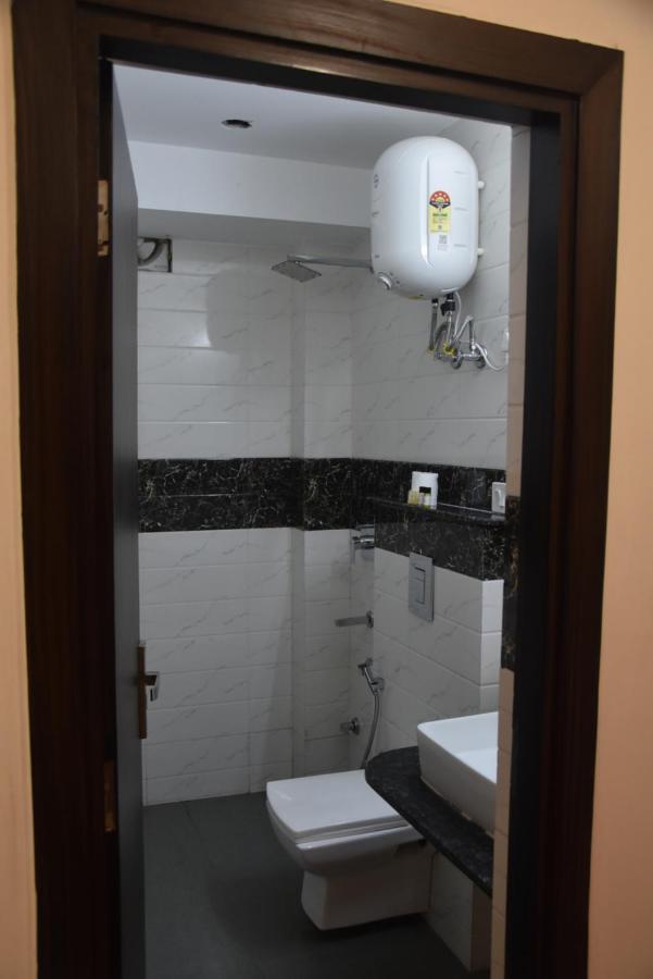 Hotel De Luxe Basai Road Гургаон Екстериор снимка