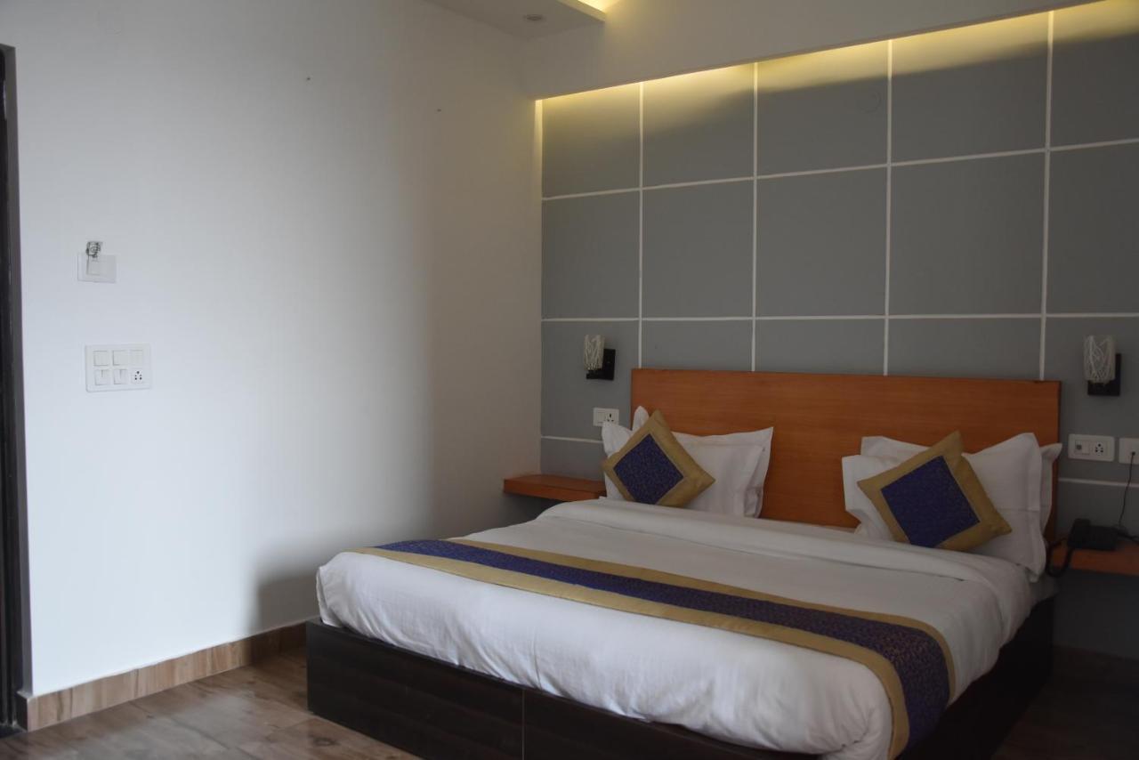 Hotel De Luxe Basai Road Гургаон Екстериор снимка