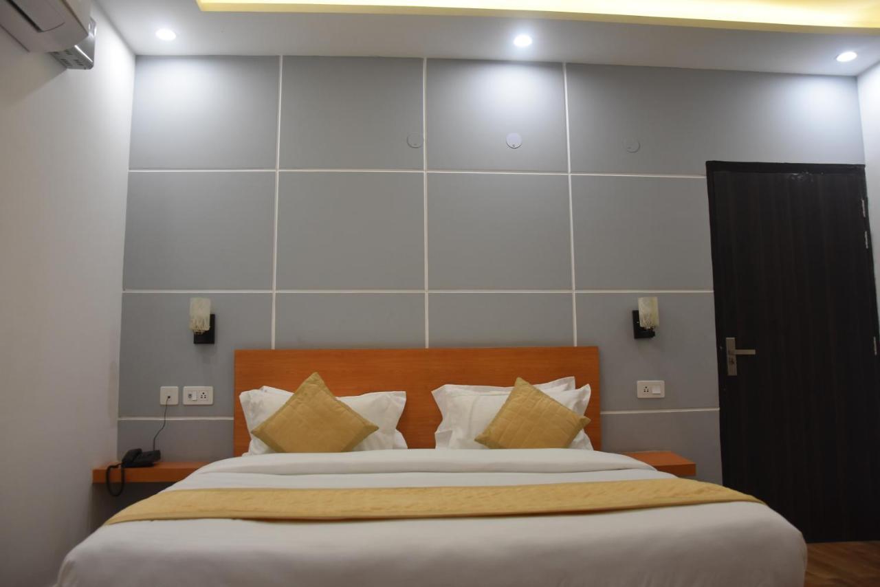 Hotel De Luxe Basai Road Гургаон Екстериор снимка