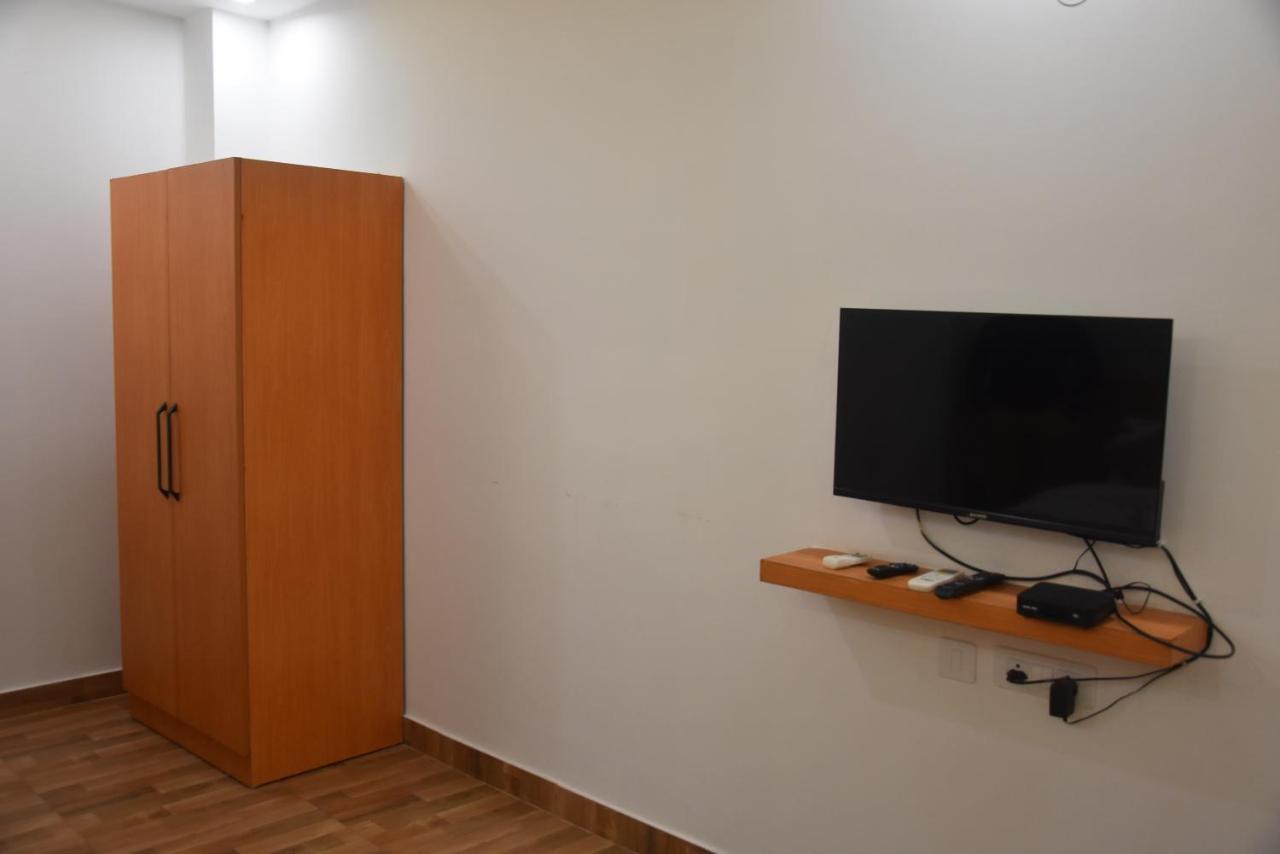 Hotel De Luxe Basai Road Гургаон Екстериор снимка