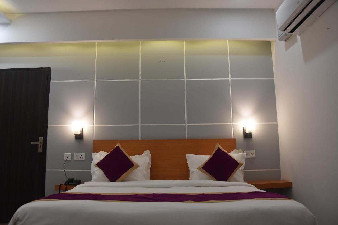 Hotel De Luxe Basai Road Гургаон Екстериор снимка