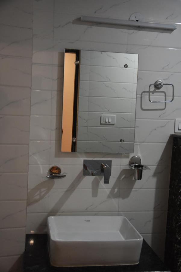 Hotel De Luxe Basai Road Гургаон Екстериор снимка