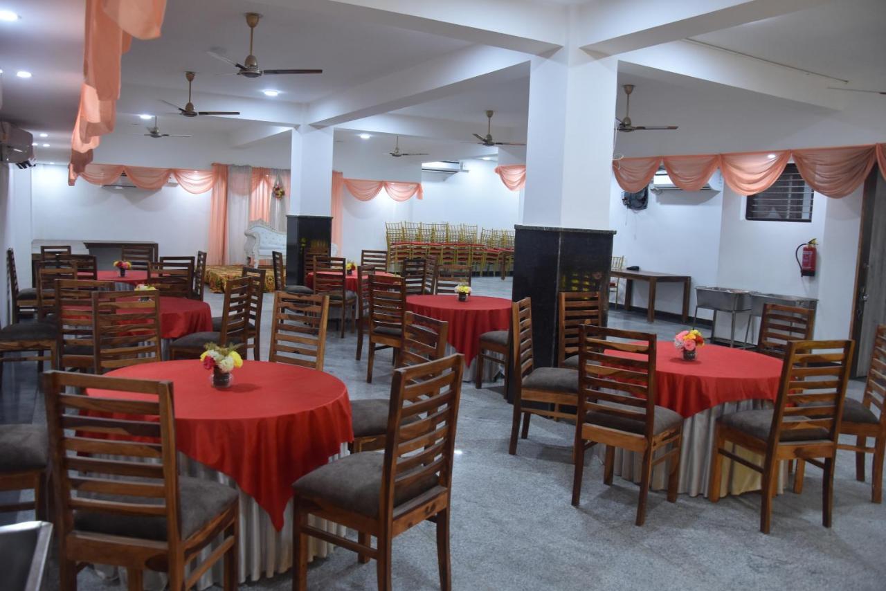 Hotel De Luxe Basai Road Гургаон Екстериор снимка