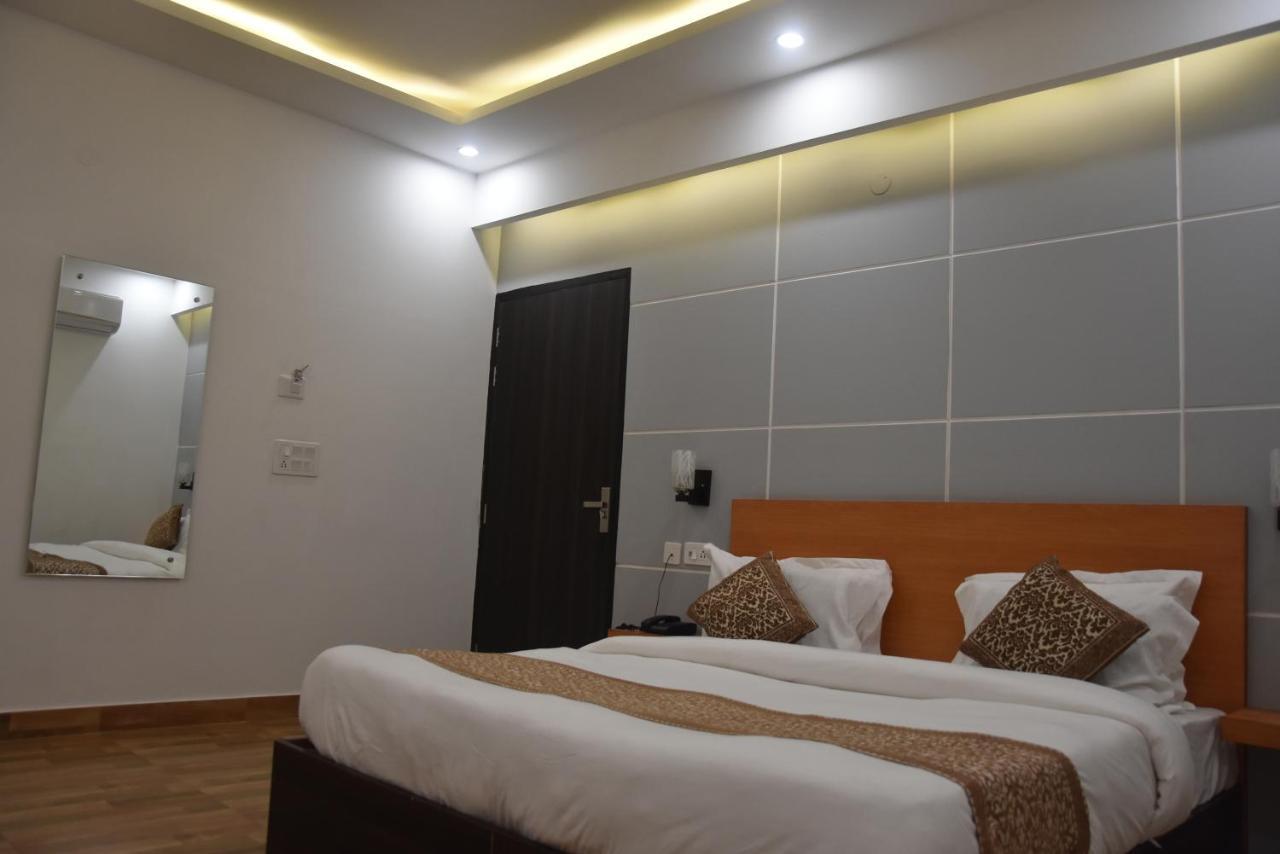 Hotel De Luxe Basai Road Гургаон Екстериор снимка