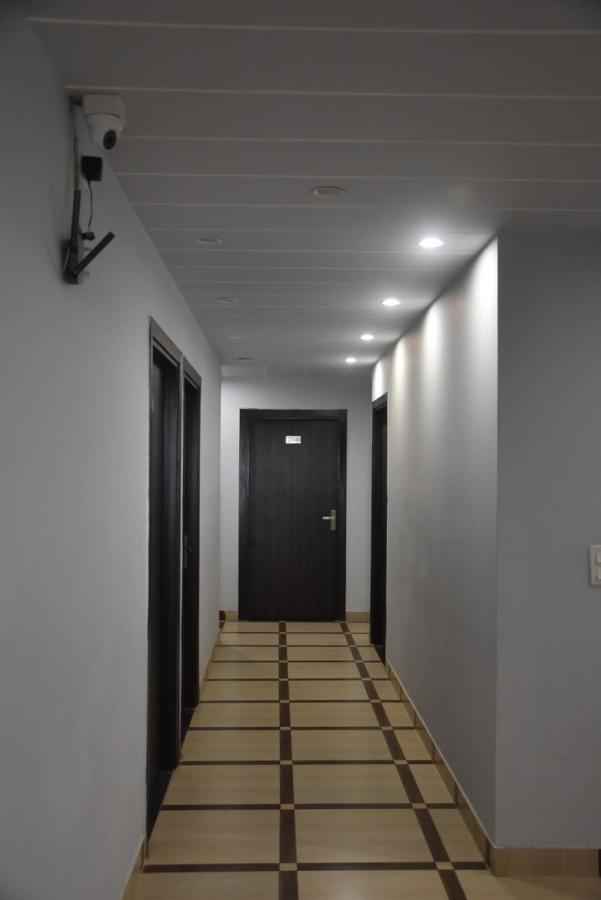 Hotel De Luxe Basai Road Гургаон Екстериор снимка
