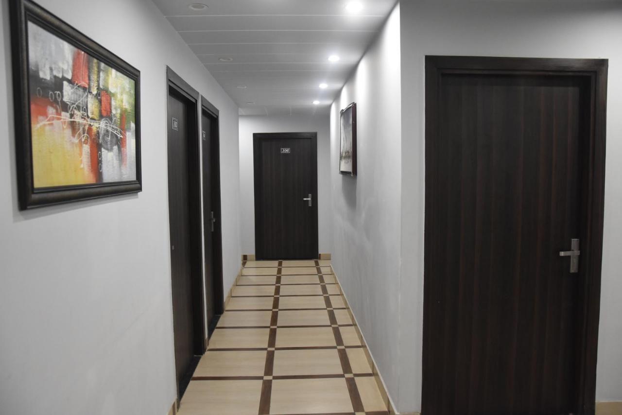 Hotel De Luxe Basai Road Гургаон Екстериор снимка