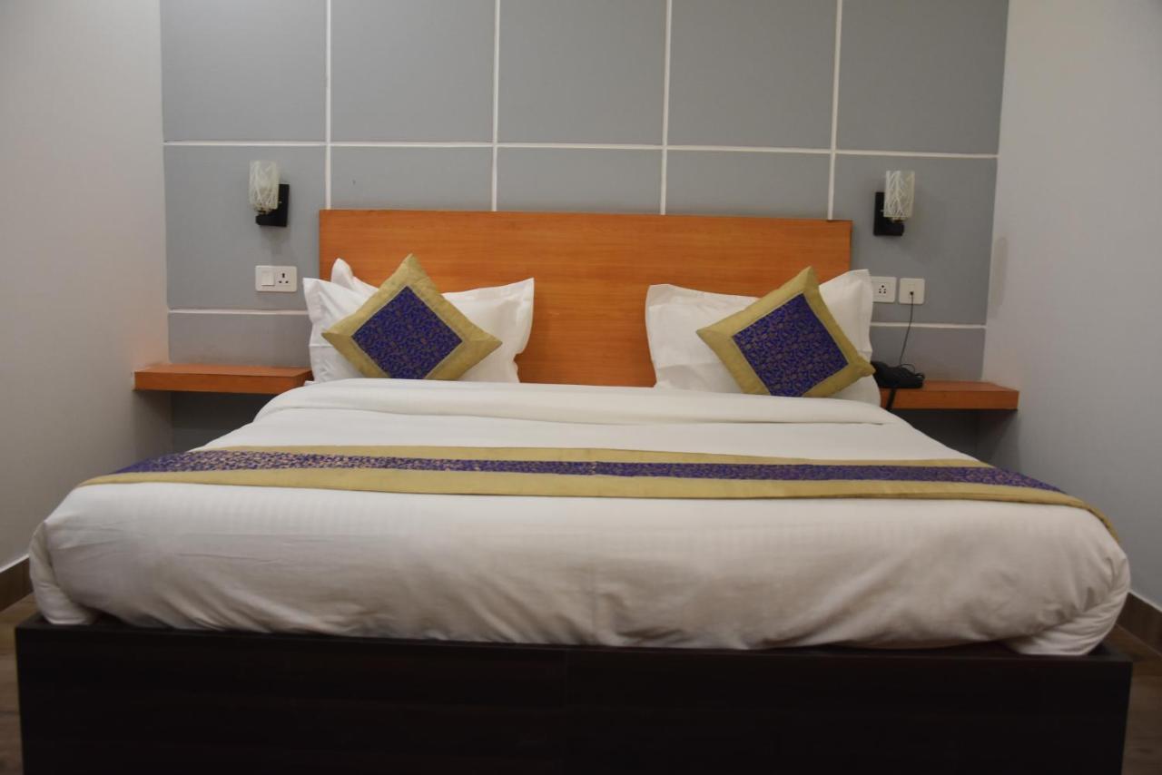 Hotel De Luxe Basai Road Гургаон Екстериор снимка