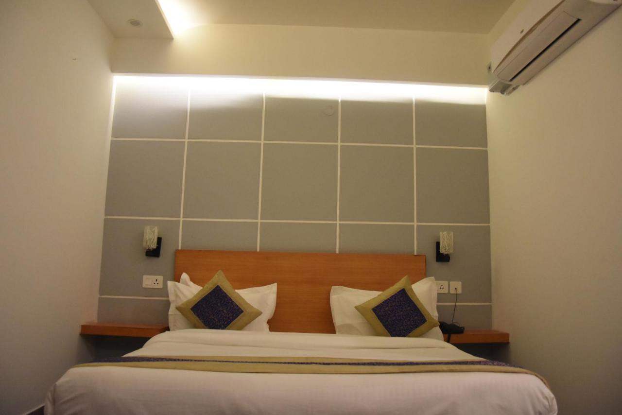 Hotel De Luxe Basai Road Гургаон Екстериор снимка