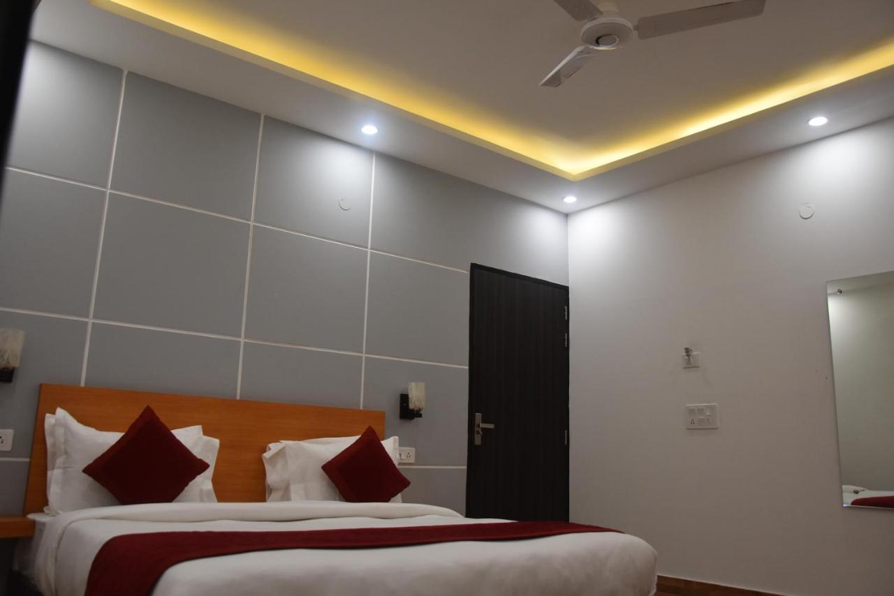 Hotel De Luxe Basai Road Гургаон Екстериор снимка