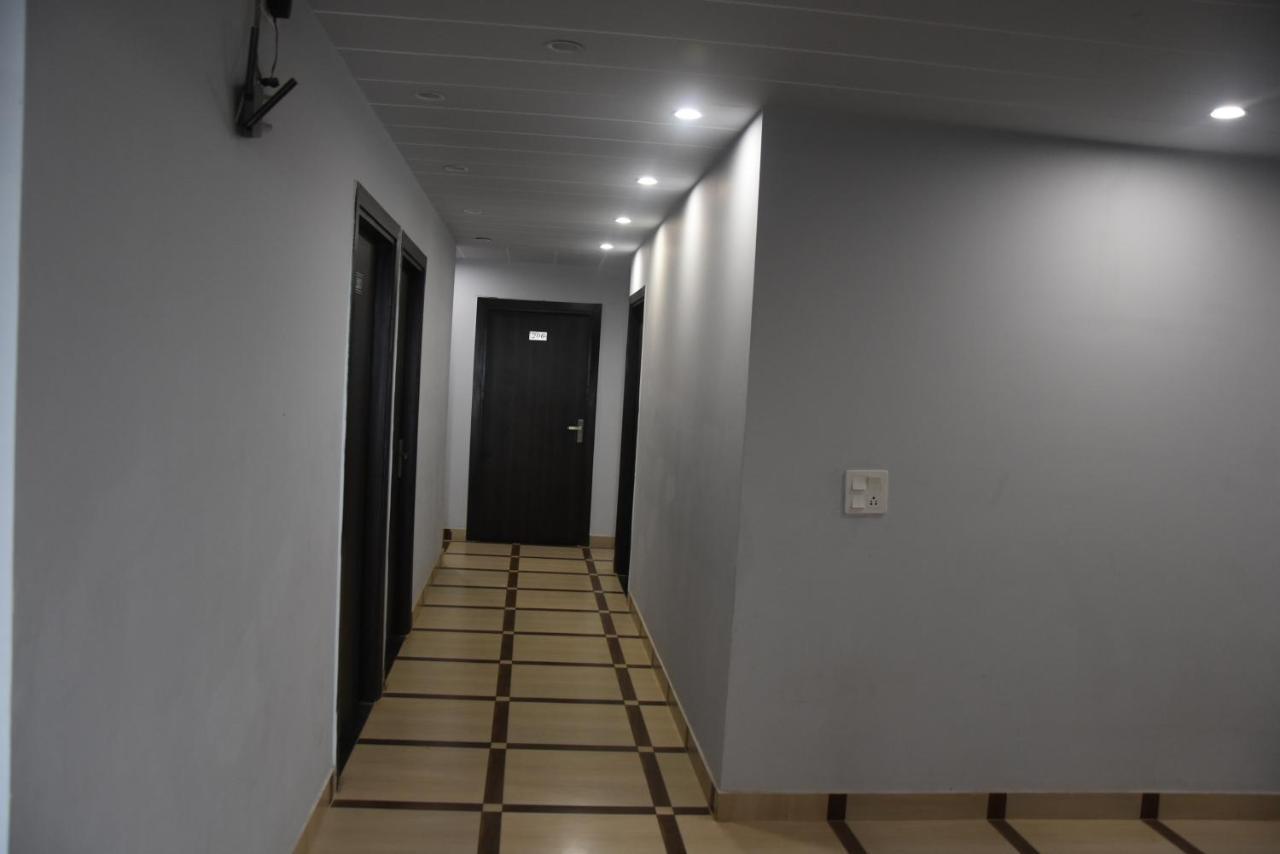 Hotel De Luxe Basai Road Гургаон Екстериор снимка