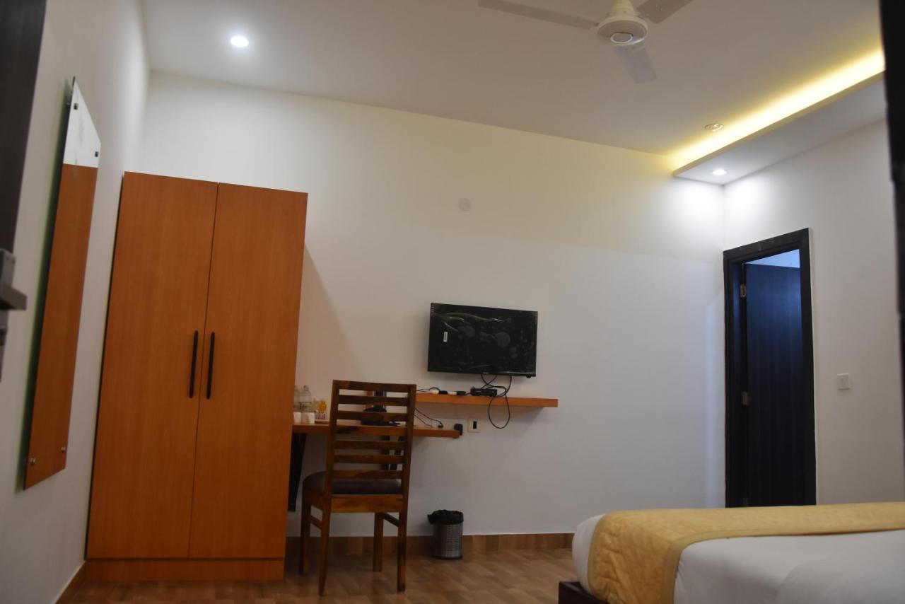Hotel De Luxe Basai Road Гургаон Екстериор снимка