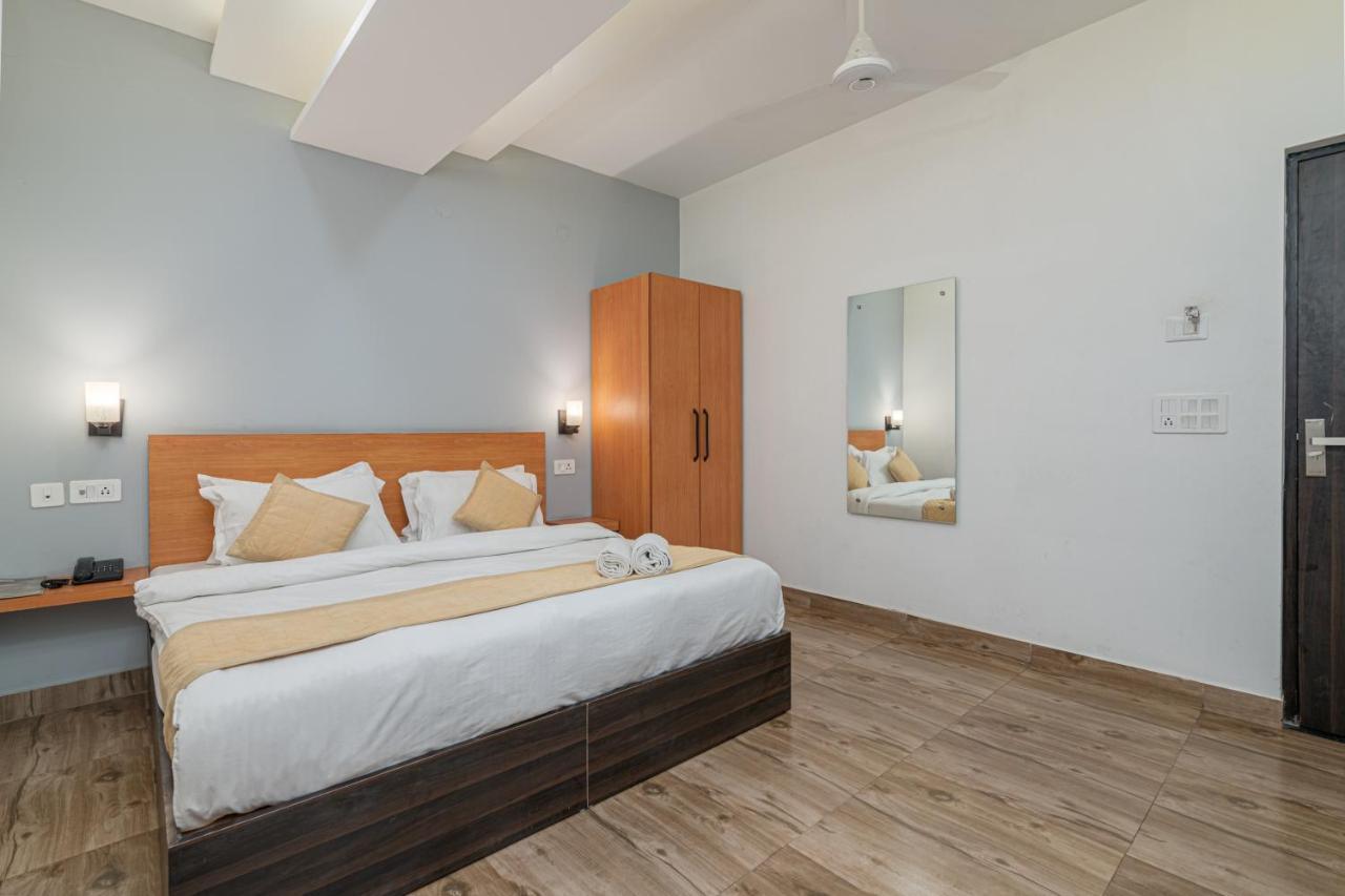 Hotel De Luxe Basai Road Гургаон Екстериор снимка