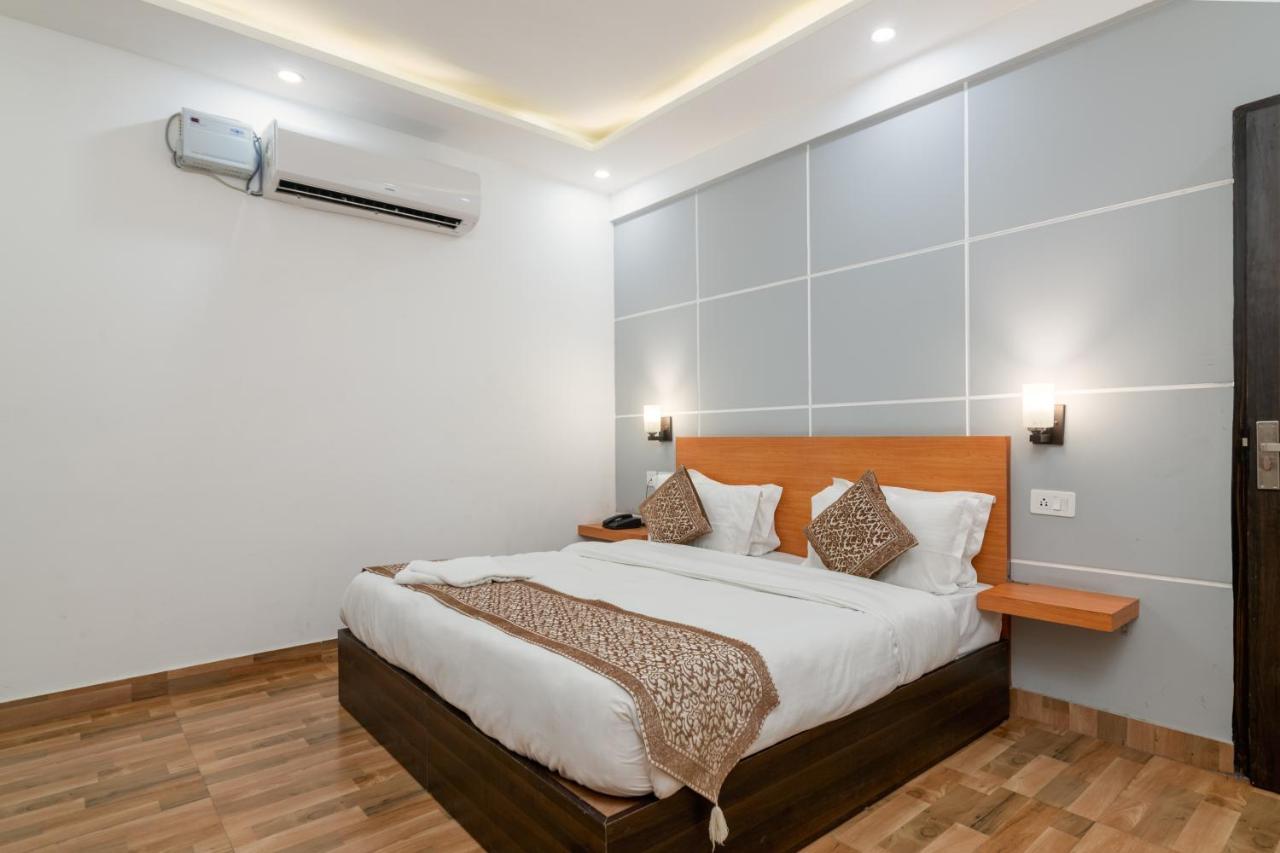 Hotel De Luxe Basai Road Гургаон Екстериор снимка