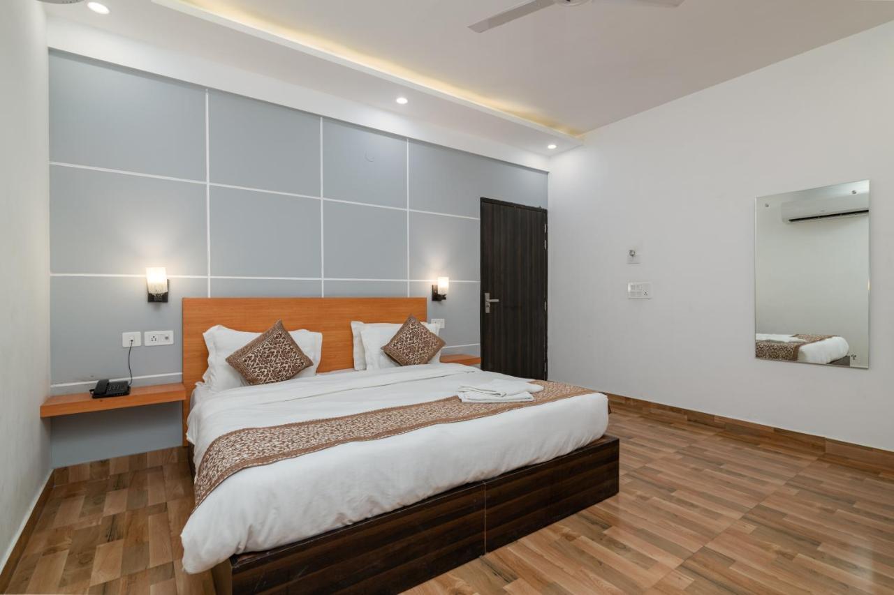 Hotel De Luxe Basai Road Гургаон Екстериор снимка