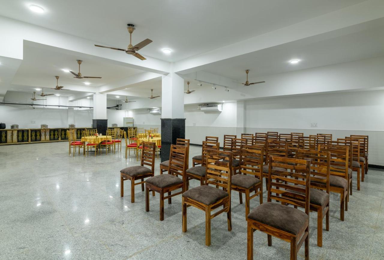 Hotel De Luxe Basai Road Гургаон Екстериор снимка