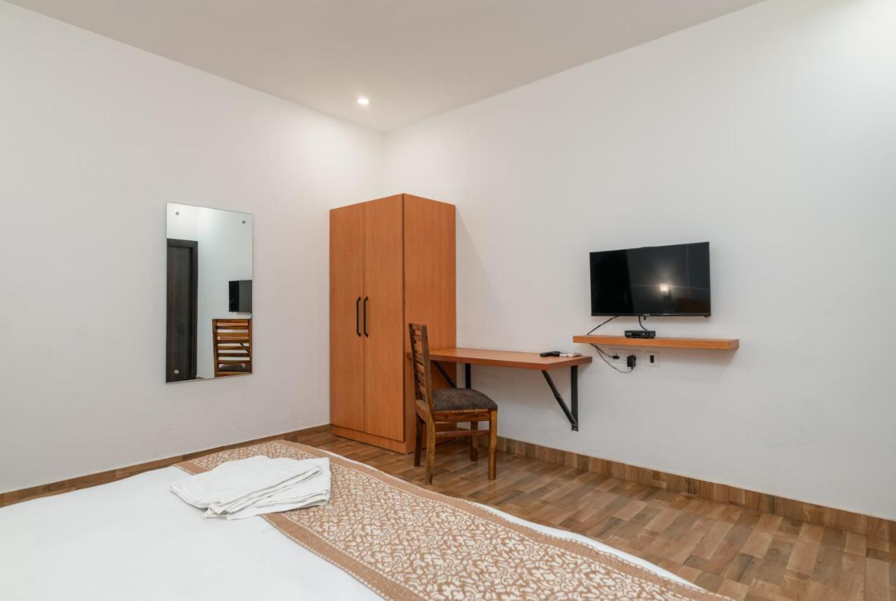 Hotel De Luxe Basai Road Гургаон Екстериор снимка