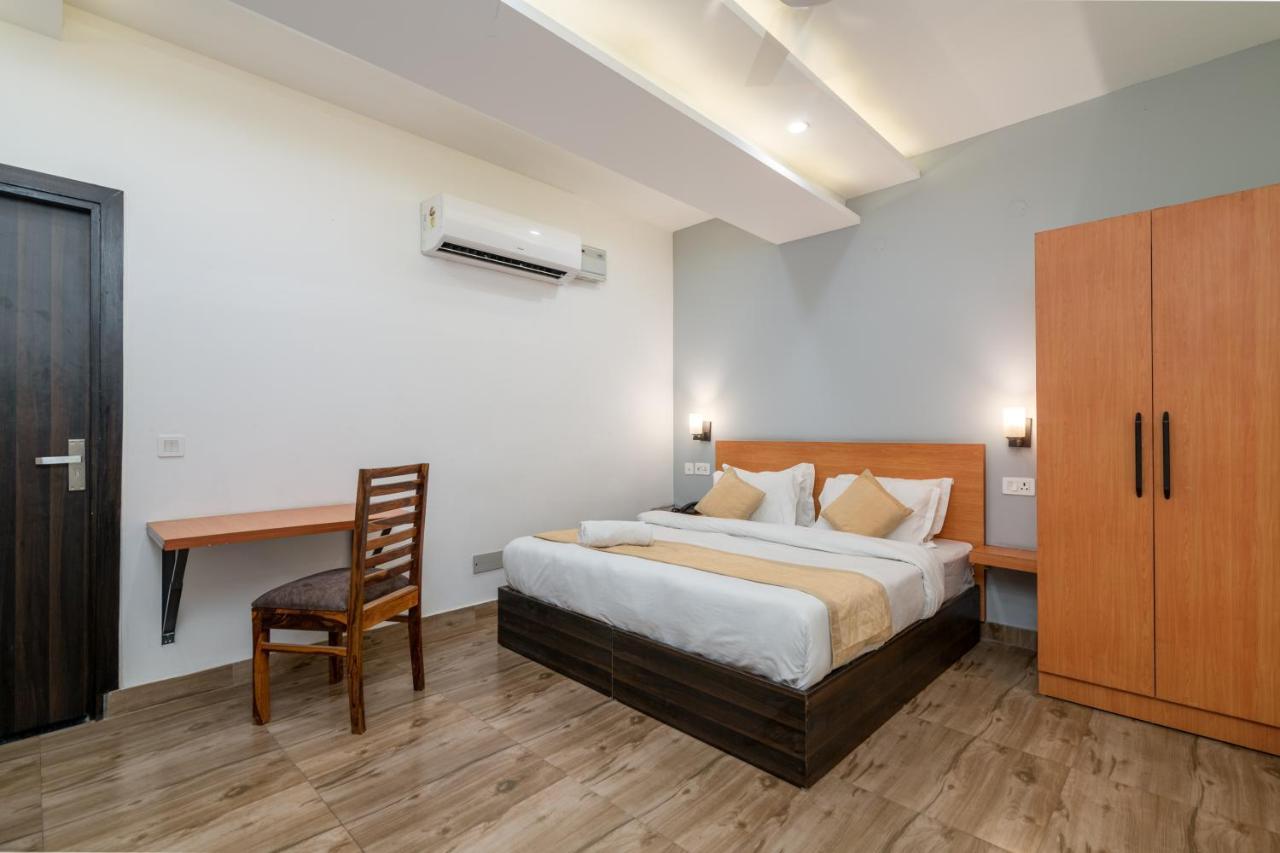 Hotel De Luxe Basai Road Гургаон Екстериор снимка