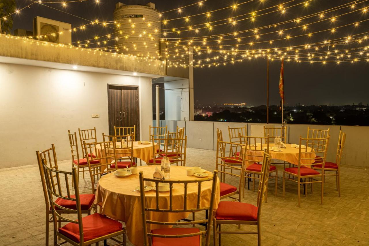 Hotel De Luxe Basai Road Гургаон Екстериор снимка