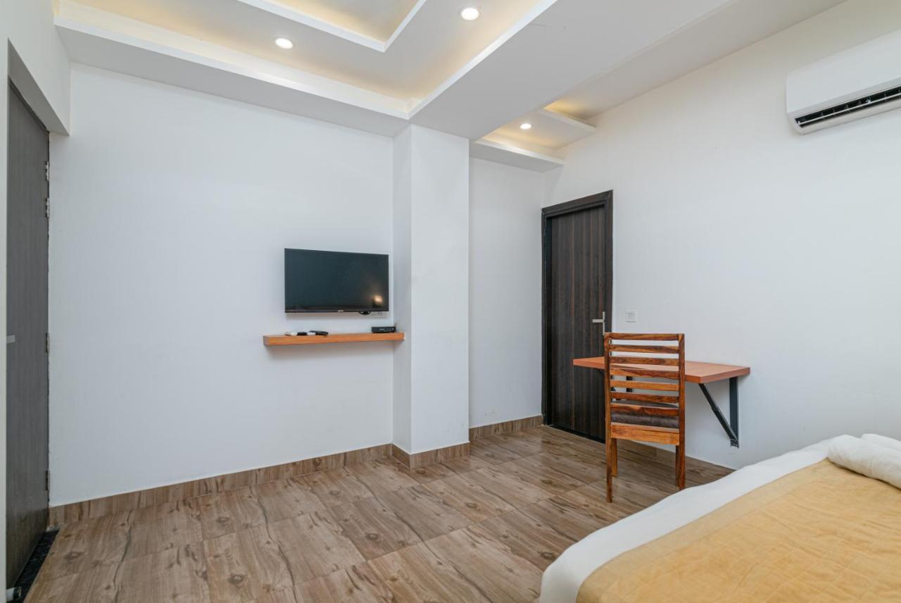 Hotel De Luxe Basai Road Гургаон Екстериор снимка