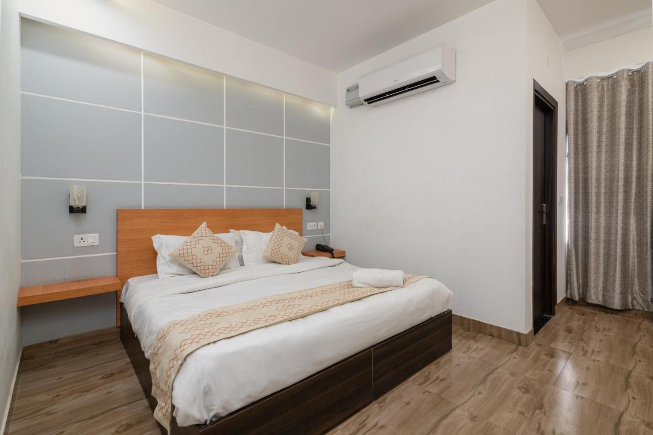 Hotel De Luxe Basai Road Гургаон Екстериор снимка