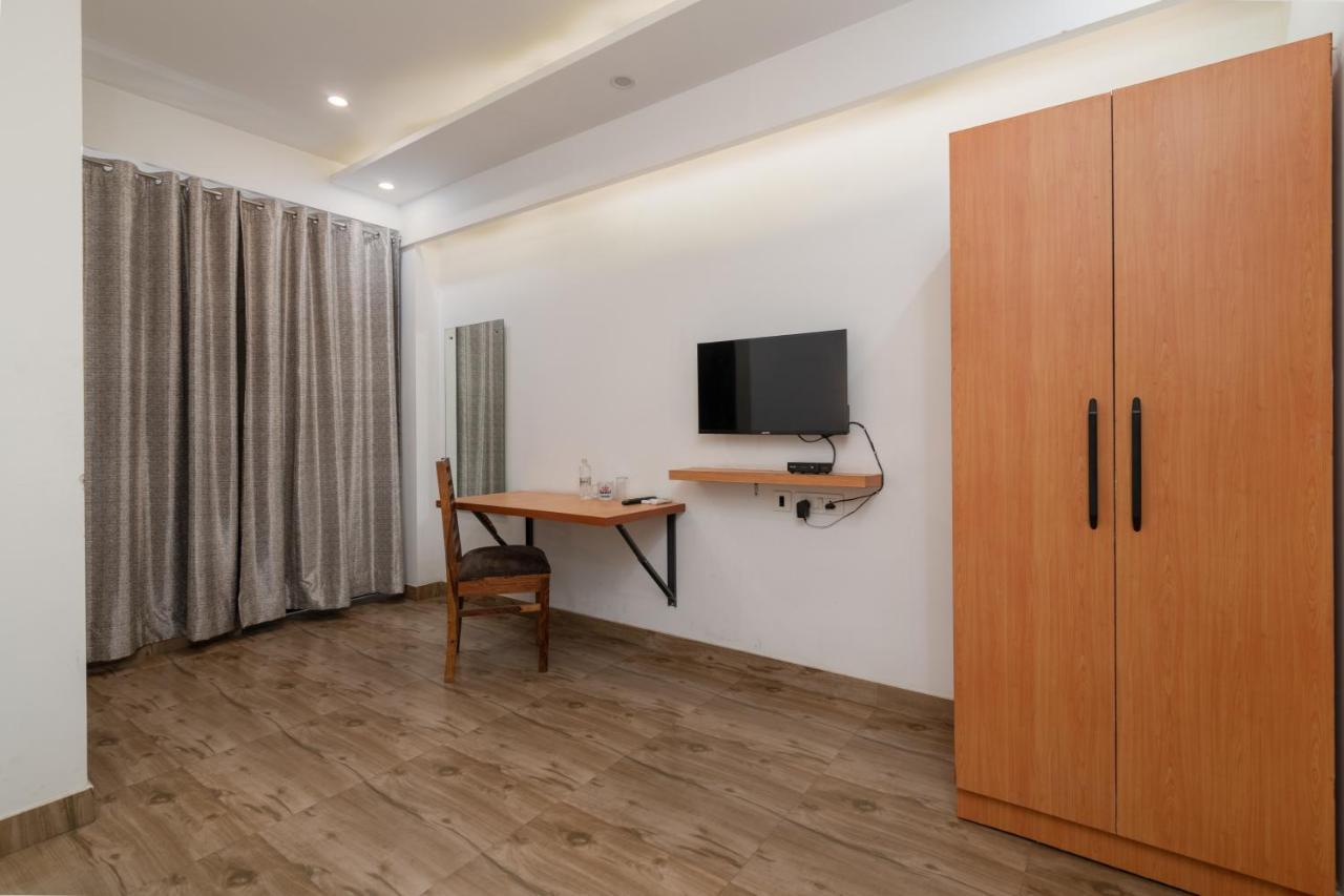 Hotel De Luxe Basai Road Гургаон Екстериор снимка