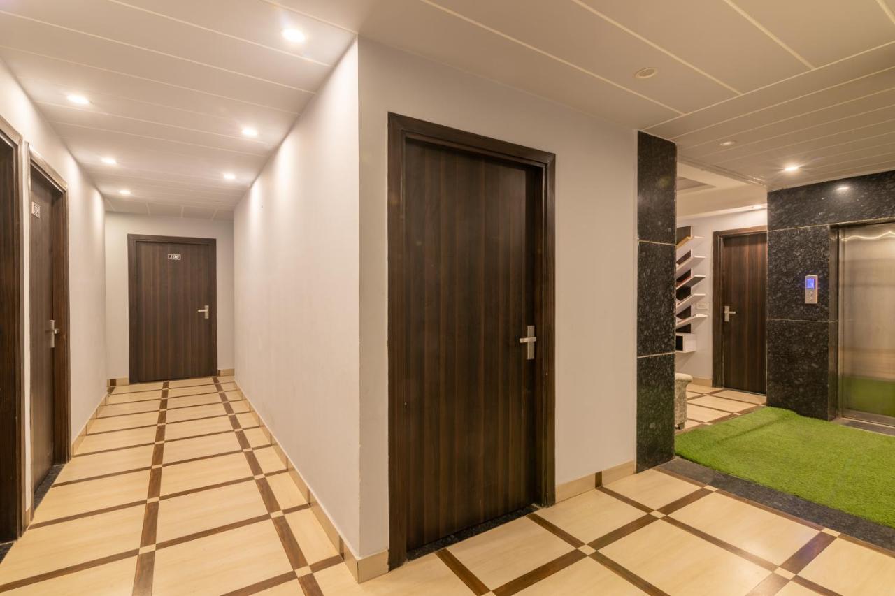 Hotel De Luxe Basai Road Гургаон Екстериор снимка