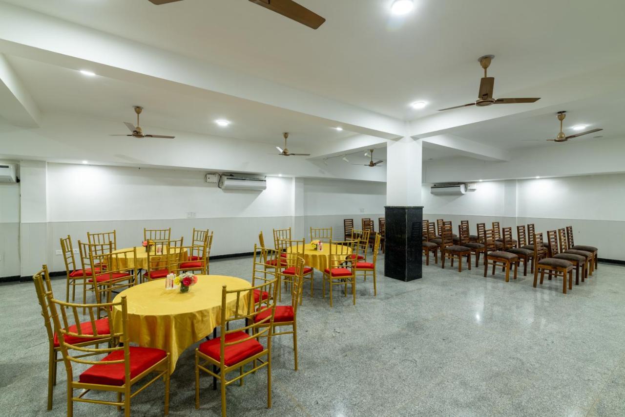 Hotel De Luxe Basai Road Гургаон Екстериор снимка